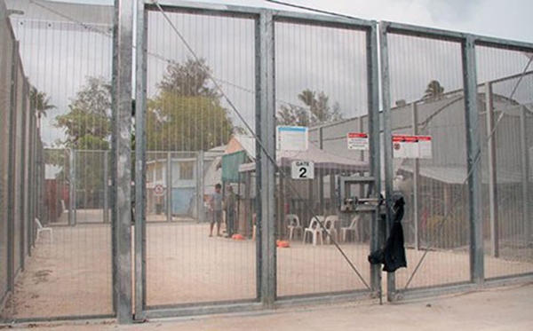 دادوەرێک ئامادەیە بچێتە کامپ و رەگەزنامەکەی بداتە کۆچبەرێک