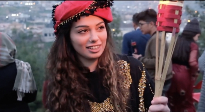 ئەو كچەی لە هەولێر داوای باوەشی خۆڕایی دەكرد هۆكاری چالاكییەكەی ئاشكرا دەكات