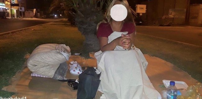 دوو مانگە كچە كوردێك لەسەر شەقامێكی بەغدا دەخەوێ