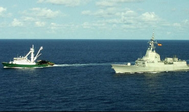 سبه‌ی یه‌كه‌م كه‌شتی سه‌ربازیی فه‌رِه‌نسی ده‌گاته‌ به‌نده‌ره‌كانی به‌سرِه‌