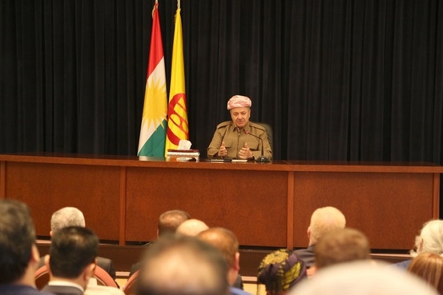 سەرۆک بارزانی لەگەڵ کەسایەتی و پیاماقوڵان و کادیرانی سنووری ئەنجوومەنی سەرکردایەتیی کەرکووک.گەرمیان کۆبۆوە