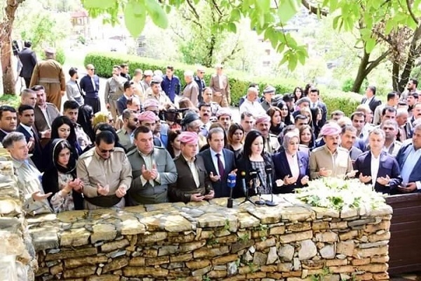 سەرۆكایەتیی پەرلەمان و ژمارەیەك لە فراكسیۆنەكان و خەڵكی كوردستان سەردانی مەزاری نەمرانیان لە بارزان كرد