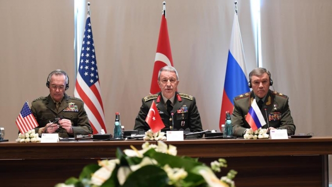 رووسیا و ئەمریکا شەڕی دۆستایەتیی تورکیا دەکەن 