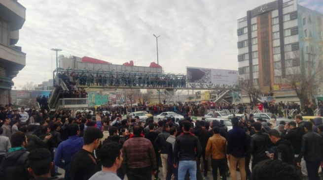 خۆپیشادان و ناڕەزاییەکان لە ئێران سەریان هەڵدایەوە