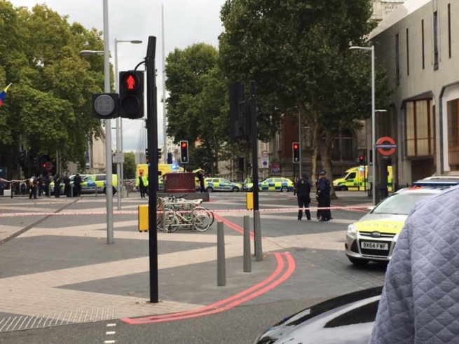  لەندەن.. ئۆتۆمبێلێک خۆی بەناو ئاپۆرای خەڵکدا کێشا 