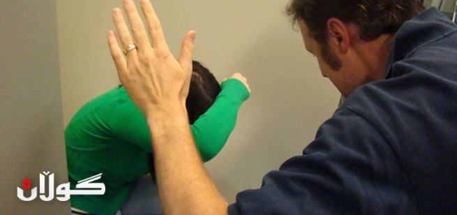 مێردەكەی خیانەتی لێ دەكات و رۆژانە ئازاری جەستەییشی دەدات