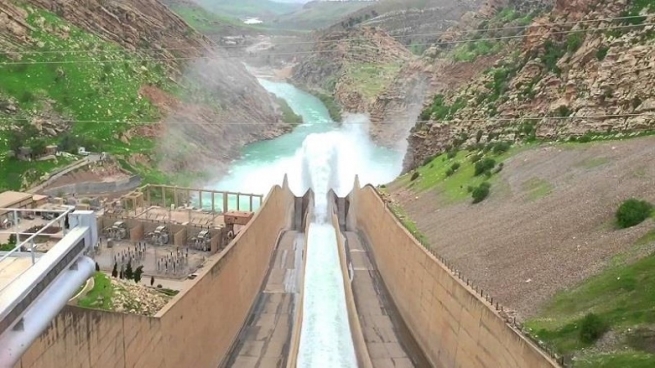 ئێران بەشێکی ئاوی زێی بچووکی بەردایەوە