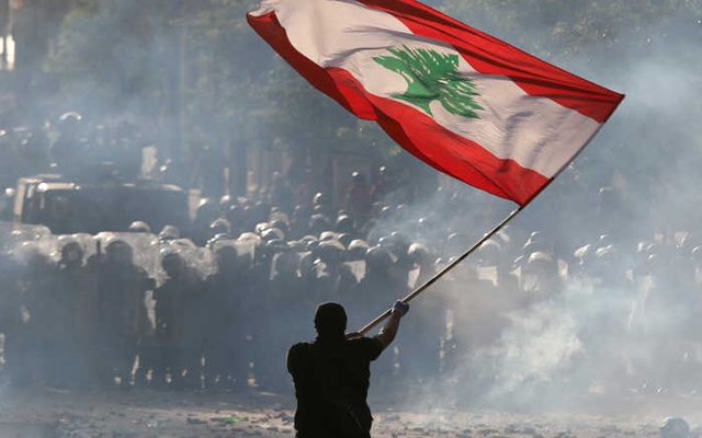 لوبنان.. هاووڵاتییان دژی خراپیی دۆخی دارایی شەقامەکان بە سووتاندنی تایە دادەخەن