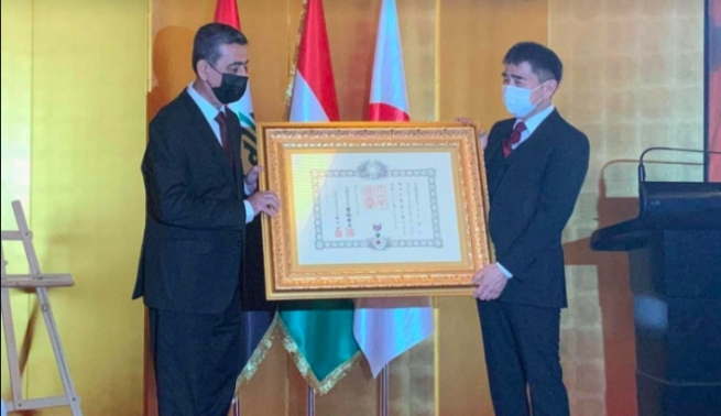 باڵوێزى ژاپۆن میدالیاى زێرینى هەڵاتنى خۆرى پێشکەش بە جێگرى پێشووی سەرۆکى شارەوانى هەڵەبجە کرد