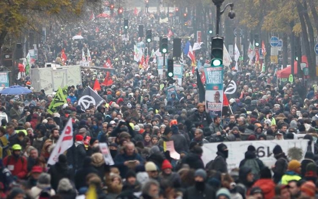 مانگرتنی سەرتاسەری لە فەرەنسا راگەیێندرا