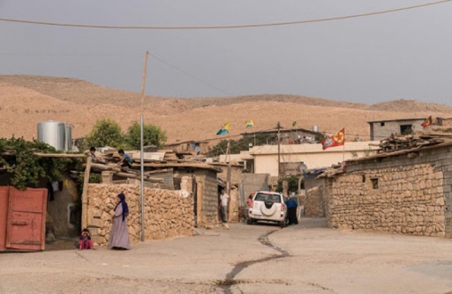 پەكەكە لە ناو كەمپی مەخموور كارێكی مەترسیدار ئەنجام دەدەن