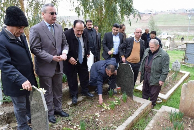 لە ئاكرێ‌ تاجەگوڵینە لەسەر گڵکۆی سێ‌ ئەفسەری كۆماری کوردستان دانرا