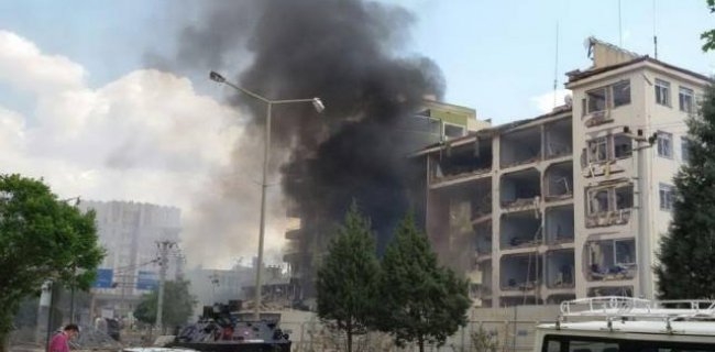لە مێردین ئۆتۆمبێلێكی بۆمبڕێژکراو بە هێزەکانی پۆلیسدا تەقێنرایەوە