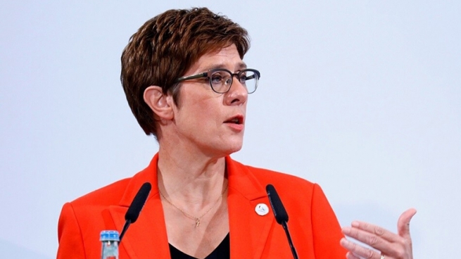 لەبیری چوو مایكرۆفۆن كراوەیە.. وەزیری بەرگری ئەڵمانیا زانیاری ھەستیاری لە سەر ململانێی یۆنان و توركیا ئاشكرا كرد