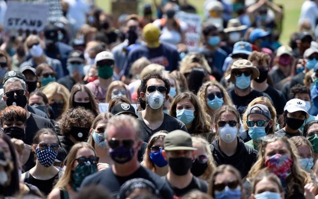 35 ویلایەتی ئەمریکا بەستنی ماسکیان کردووە بە ناچاری