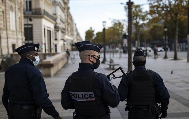 فەرەنسا 100 هەزار پۆلیس و ئەندامی دیکەی هێزە ئەمنییەکان بۆ سەپاندنی رێکارەکان بڵاودەکاتەوە