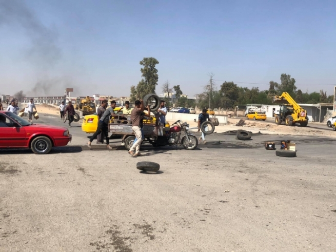 هاووڵاتییانی گەڕەكێكی كەركووك لە دژی ڕووخاندنی خانووەكانیان شەقامێكی سەرەكیی شارەكەیان داخست