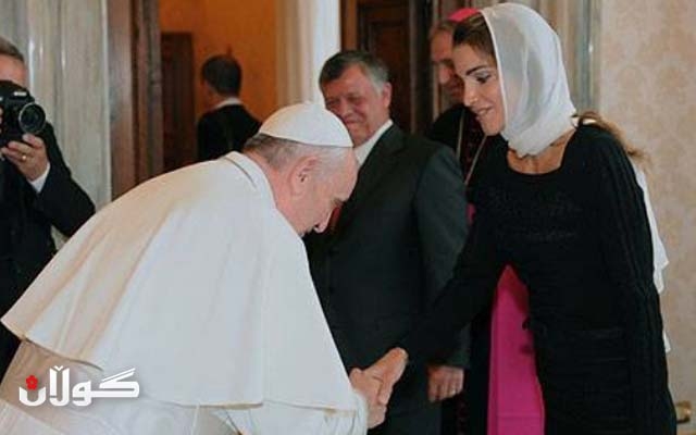  پاپای ڤاتیکان دەستی ئافرەتێکی مسوڵمان ماچ دەکات 