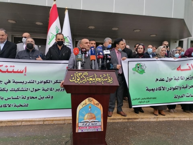 مامۆستایانی زانكۆی كەركووك لەدژی کەمکردنەوەی مووچەکانیان گرد بوونەوە