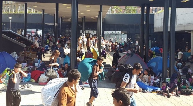 هه‌زاران په‌نابه‌ر چاوه‌ڕوانى په‌ڕینه‌وه‌ن بۆ ئه‌ڵمانیا و نه‌مسا