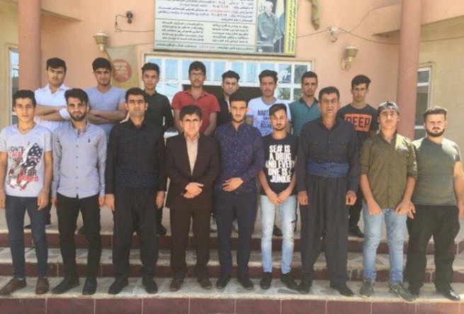 لە كەسنەزان گەنجان و لاوانی دەڤەرەكە لە پەیوەندی كردن بە ریزەكانی پارتی دیموكراتی كوردستان بەردەوامە 