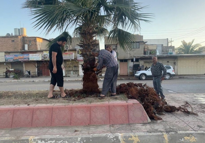 هاووڵاتییانی كەركووك لەباتیی حكوومەت نێوان شۆستەکان چاک دەکەن