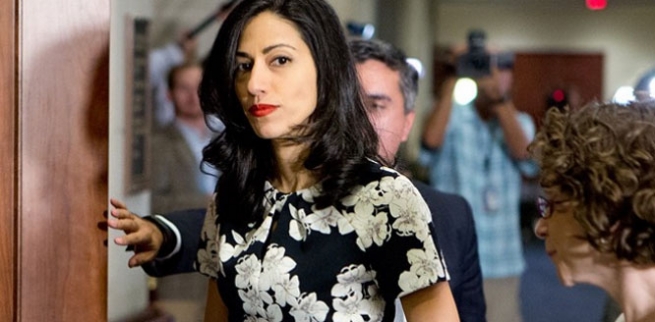  ئه‌و ئافره‌ته‌ى ئیمه‌یڵه‌كانى هیلارى كلینتۆنى دزه‌ پێكردووه‌ سیخوڕ ده‌رچوو 