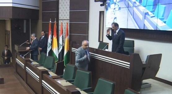  پەرلەمانتاران سوێندی یاساییان خوارد