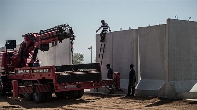 دیوارە كۆنكرێتییەكانی خورماتوو هەڵدەگیرێن