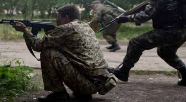 له‌ شه‌ڕوپێكدادانێكى چه‌كداریدا له‌ ئۆكراینا 13 سه‌رباز كوژران