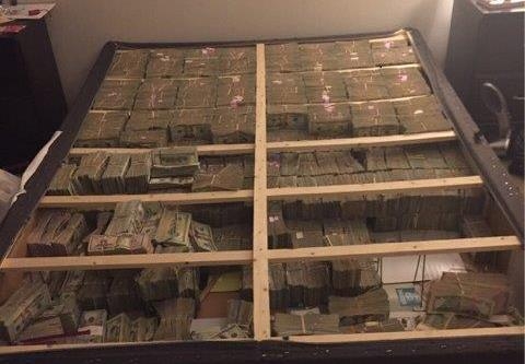 قەرەوێڵەیەک بە ٢٠ ملیۆن دۆلارەوە رێکلام 	 راپرسی No date فۆتۆ گەلەری خۆبه‌خشێك له‌كه‌مپی حه‌سه‌ن شام خانمان ئارایشت ده‌كات 	 هه‌ولێر له‌ پێشوازی ساڵی نوێدا نوێژی جه‌ژنی كریستیانه‌كان له‌ به‌ر