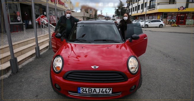 باوکێک پارەی جگەرەکانی دەداتە ئۆتۆمبێلێکی گرانبەها بۆ کچەکەی