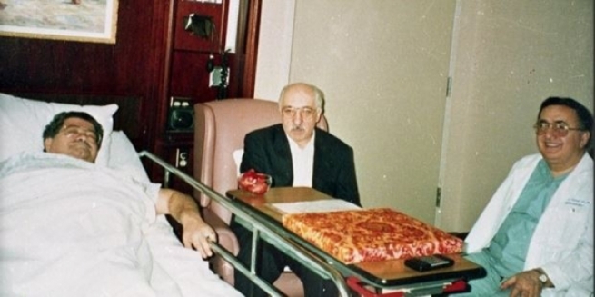  ئەحمەد ئۆزه‌ل: فه‌تحوڵڵا گوله‌ن به‌ نهێنی چووه‌تە ژووری نه‌شته‌رگه‌رییەكەی باوكم 