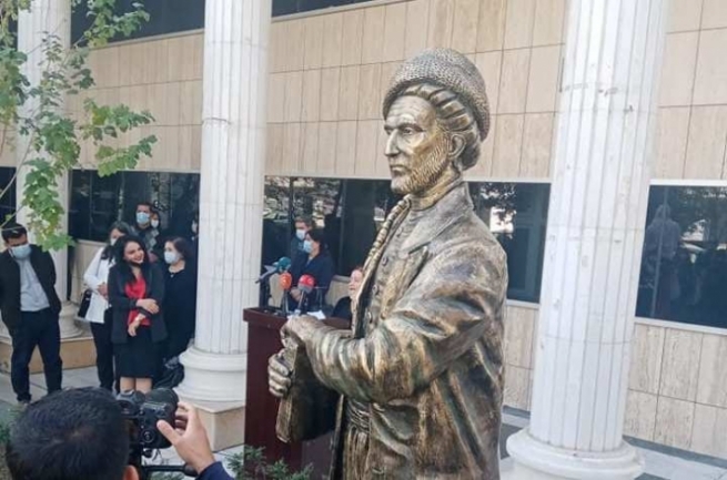 لە سلێمانی پەردە لەسەر پەیكەری موفتی پێنجوێنیی شاعیر لادرا