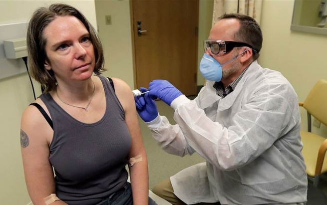 لە ئەمریکا پێکوتەی دژەکۆرۆنا لەسەر یەکەمین کەس تاقیکرایەوە