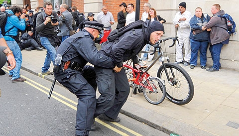 لە خۆپیشاندانەكەی لەندەن 32 کەس دەسگیرکران