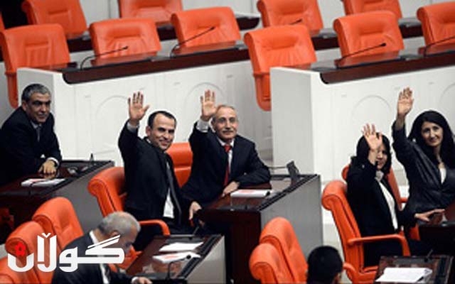  هەر پێنج پەرلەمانتاری ئازاد كراوی بەدەپە سوێندیان خوارد 