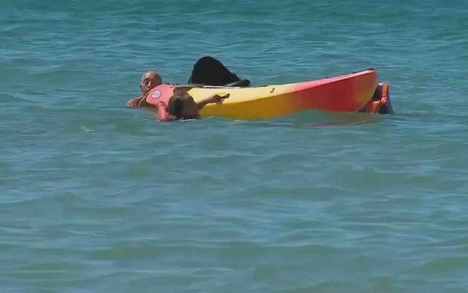 سەرۆکی پرتوگال لە کەناری دەریا دوو کچ لە خنکان رزگار دەکات