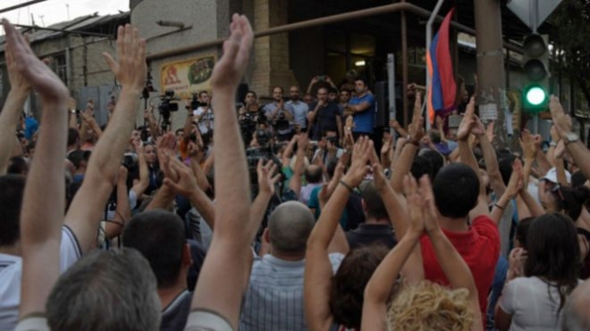 لە تێکهەڵچوونەکانی ئەرمێنیادا ئەفسەرێکی پۆلیس کوژرا