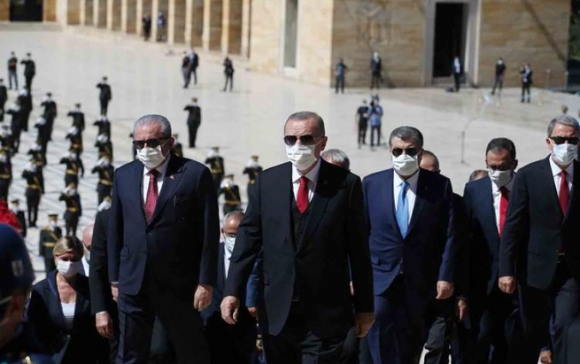 ئەردۆغان سەرکردەکانی فەرەنسا و یۆنان بە چاوچنۆک و نەشیاو ناودەبات