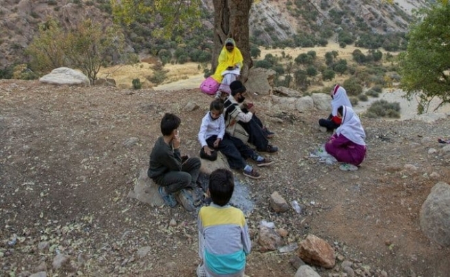 قوتابیانی گوندێکی ڕۆژهەڵاتی کوردستان لەژێر داربەڕوویەک بە ئۆنلاین دەخوێنن