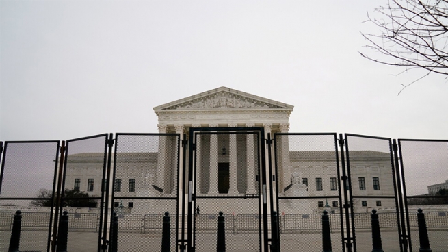 له‌ ئه‌مه‌ریكا بینای دادگای باڵا به‌ هۆی مه‌ترسی بوونی بۆمبێك چۆڵكرا