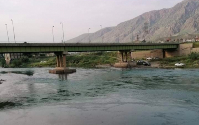 ئۆتۆمبێلێک دەکەوێتە ناو زێی بچووکەوە