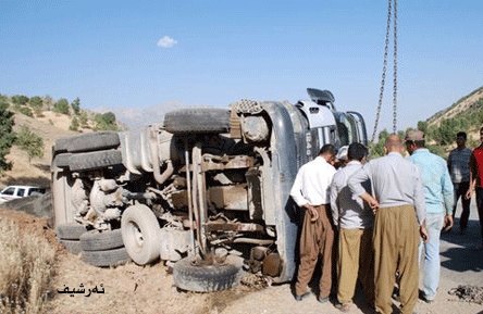 دوکان.. وەرگەڕانی ئۆتۆمبیلێکی بارھەڵگر دەبێتەھۆی گیانلەدەستدانی شۆفێرەکەی