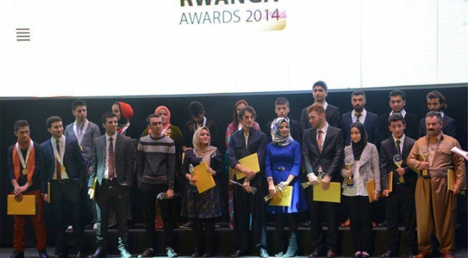 دەزگای ڕوانگە دەروازەیەك بۆ بەدیهێنانی خەونی گەنجان و لاوان لە مەڕاسیمێكدا 18 بەهرەمەند پلەی یەكەم و دووەم و سێیەمیان پێدرا و خەڵاتی دەزگاكەیان بەدەستهێنا و دەیان چالاكی جۆراوجۆری هونەریش بەڕ