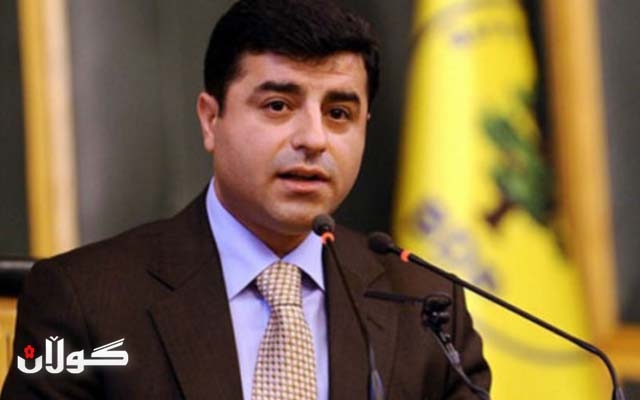 سەلاحەدین دەمیرتاش: ناکۆکییەکانی نێوان ئاکەپە و گولەن قۆناغی چارەسەری تێک دەدات 