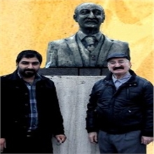 په‌یكه‌ری ئه‌حمه‌د سالار له‌ به‌رده‌م هۆڵی رۆشنبیری داده‌نرێت