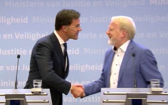 سەرۆکوەزیرانی هۆڵەندا داوادەکات بە قاچ تەوقە بکرێت