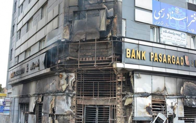 کاردانەوەی خەڵکی تاران لەبارەی سووتاندنی بانک و بەنزینخانەکان