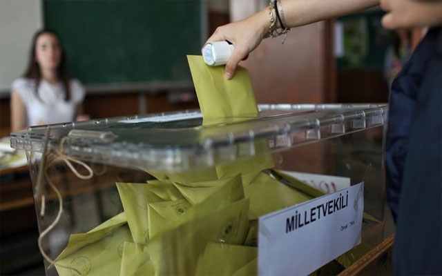 سبەی خەڵکی تورکیا بەرەوە هەڵبژاردن دەچن